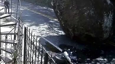 Motorkář přišel o motorku poté, co ji zničil obří balvan