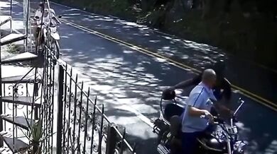 Motorkář přišel o motorku poté, co ji zničil obří balvan