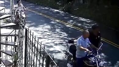 Motorkář přišel o motorku poté, co ji zničil obří balvan