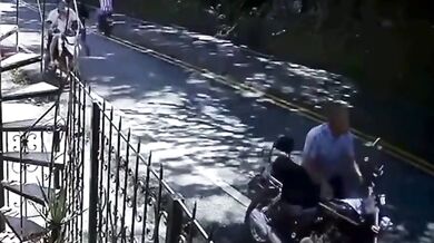 Motorkář přišel o motorku poté, co ji zničil obří balvan