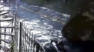 Motorkář přišel o motorku poté, co ji zničil obří balvan