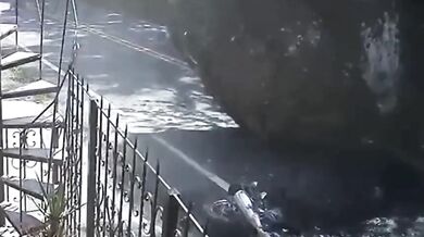 Motorkář přišel o motorku poté, co ji zničil obří balvan