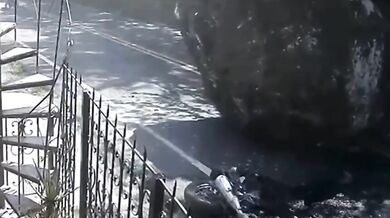 Motorkář přišel o motorku poté, co ji zničil obří balvan