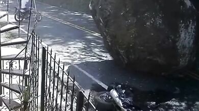 Motorkář přišel o motorku poté, co ji zničil obří balvan