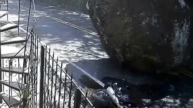 Motorkář přišel o motorku poté, co ji zničil obří balvan