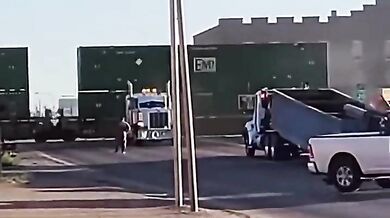 Dva železničáři zabiti a tři další zraněni při vykolejení vlaku v západním Texasu