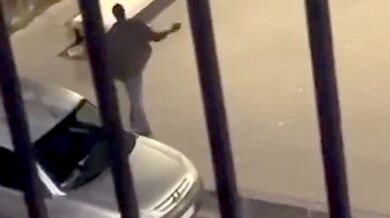 Agresor poškodil několik náhodných vozidel na ulici