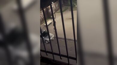 Agresor poškodil několik náhodných vozidel na ulici