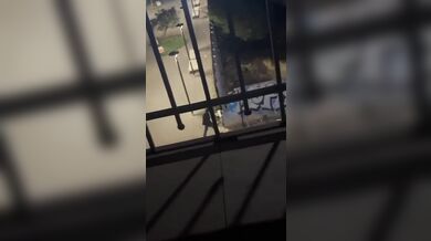 Agresor poškodil několik náhodných vozidel na ulici