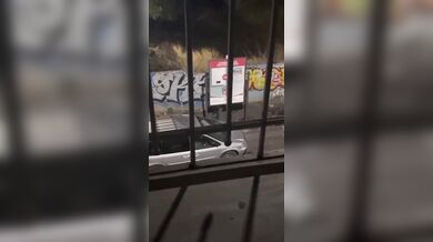 Agresor poškodil několik náhodných vozidel na ulici