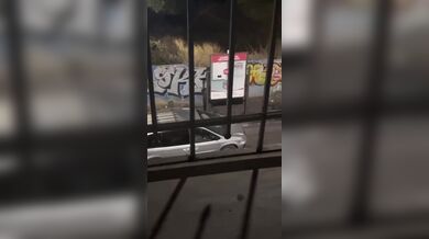 Agresor poškodil několik náhodných vozidel na ulici