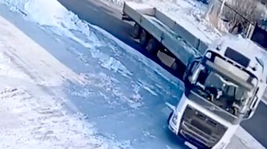 Řidič automobilu přehlédl návěs kamionu