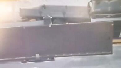 Řidič automobilu přehlédl návěs kamionu