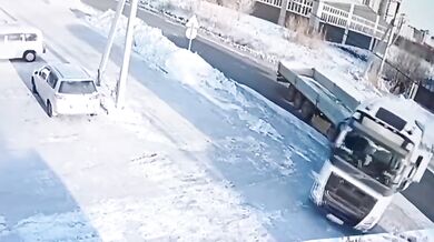 Řidič automobilu přehlédl návěs kamionu