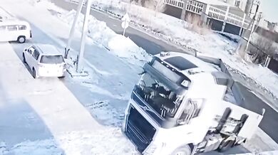 Řidič automobilu přehlédl návěs kamionu