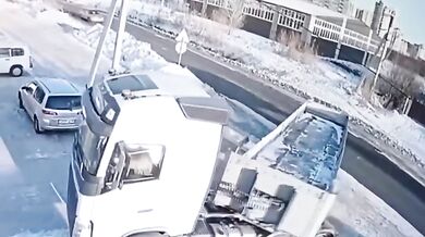 Řidič automobilu přehlédl návěs kamionu