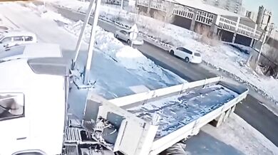 Řidič automobilu přehlédl návěs kamionu