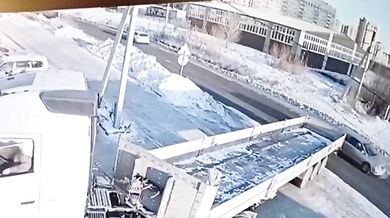 Řidič automobilu přehlédl návěs kamionu