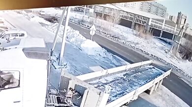 Řidič automobilu přehlédl návěs kamionu