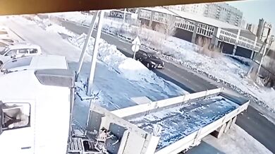 Řidič automobilu přehlédl návěs kamionu