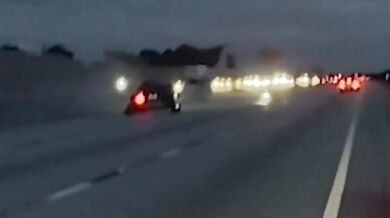 Letadlo nouzově přistálo na dálnici I-95 a narazilo do auta: Řidička skončila v nemocnici