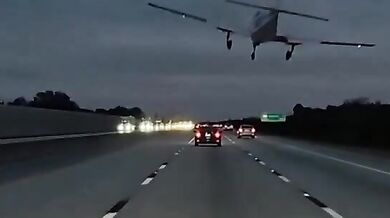 Letadlo nouzově přistálo na dálnici I-95 a narazilo do auta: Řidička skončila v nemocnici