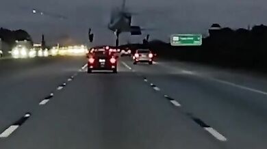 Letadlo nouzově přistálo na dálnici I-95 a narazilo do auta: Řidička skončila v nemocnici