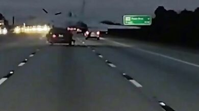 Letadlo nouzově přistálo na dálnici I-95 a narazilo do auta: Řidička skončila v nemocnici