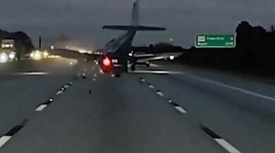 Letadlo nouzově přistálo na dálnici I-95 a narazilo do auta: Řidička skončila v nemocnici