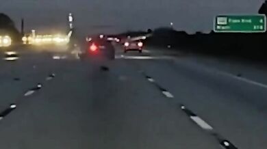 Letadlo nouzově přistálo na dálnici I-95 a narazilo do auta: Řidička skončila v nemocnici