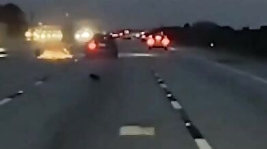 Letadlo nouzově přistálo na dálnici I-95 a narazilo do auta: Řidička skončila v nemocnici