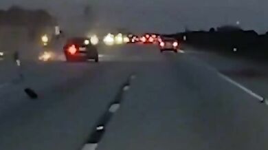 Letadlo nouzově přistálo na dálnici I-95 a narazilo do auta: Řidička skončila v nemocnici