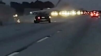 Letadlo nouzově přistálo na dálnici I-95 a narazilo do auta: Řidička skončila v nemocnici