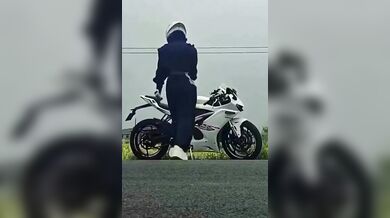 Další frajerka na motorce