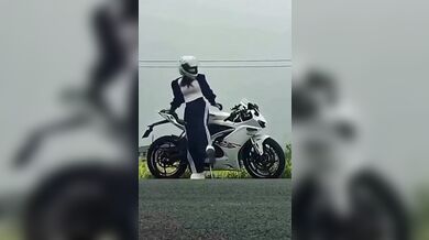 Další frajerka na motorce