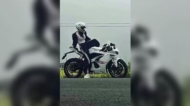 Další frajerka na motorce