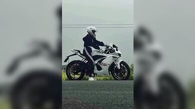 Další frajerka na motorce