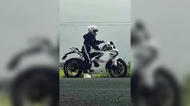 Další frajerka na motorce