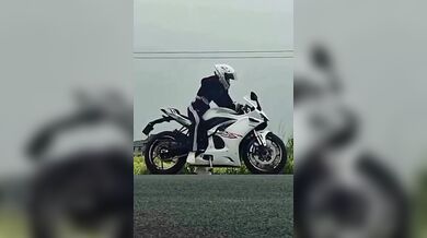 Další frajerka na motorce