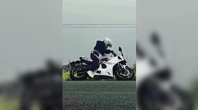 Další frajerka na motorce