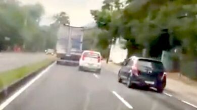 Nebezpečná dopravní nehoda v Riu de Janeiru způsobená konfliktem mezi řidiči