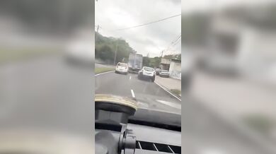 Nebezpečná dopravní nehoda v Riu de Janeiru způsobená konfliktem mezi řidiči