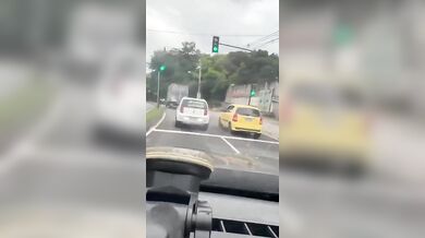 Nebezpečná dopravní nehoda v Riu de Janeiru způsobená konfliktem mezi řidiči