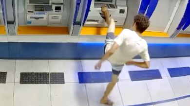 Kuriózní pokus o získání peněz z bankomatu v bance