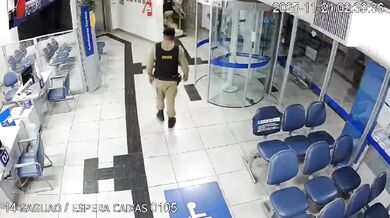 Kuriózní pokus o získání peněz z bankomatu v bance