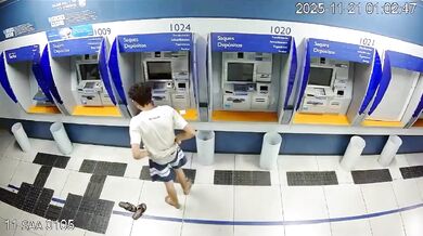 Kuriózní pokus o získání peněz z bankomatu v bance