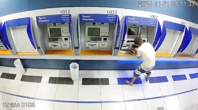 Kuriózní pokus o získání peněz z bankomatu v bance