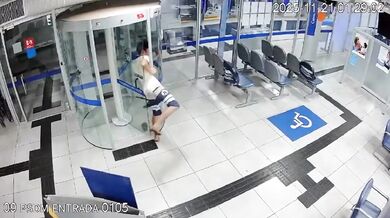 Kuriózní pokus o získání peněz z bankomatu v bance