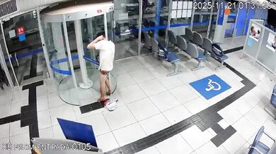 Kuriózní pokus o získání peněz z bankomatu v bance