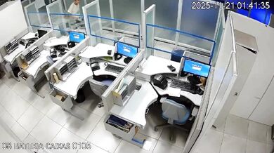 Kuriózní pokus o získání peněz z bankomatu v bance